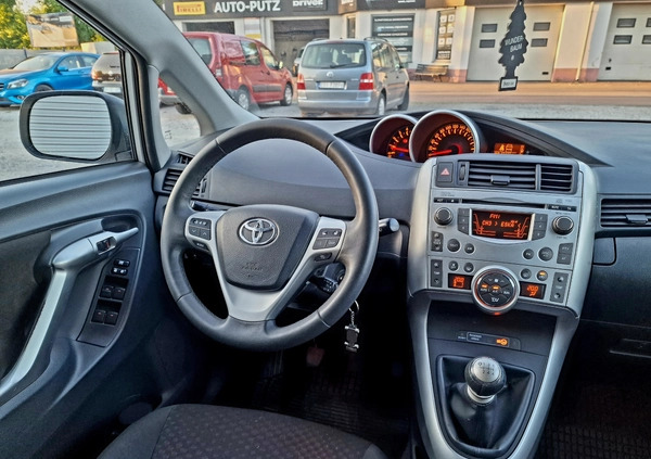 Toyota Verso cena 24900 przebieg: 190000, rok produkcji 2011 z Sieradz małe 172